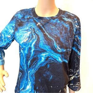 Graphic blue swirl top M